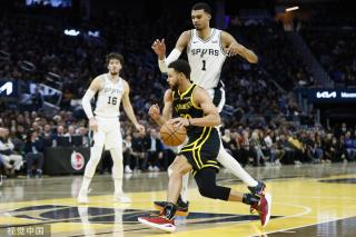 现出过于保 现出过于保